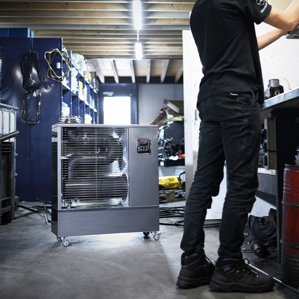 Toyotomi Europe Infrared heater heating a mechanic working at a workbench