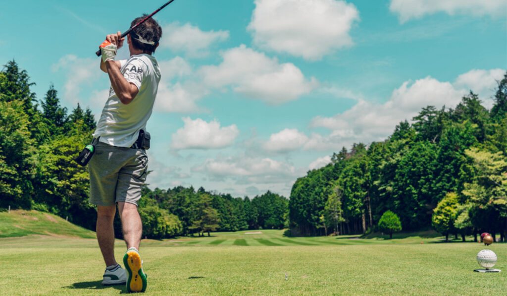 Golfista jugando al golf en Royal Country Club Co., Ltd. en Japón