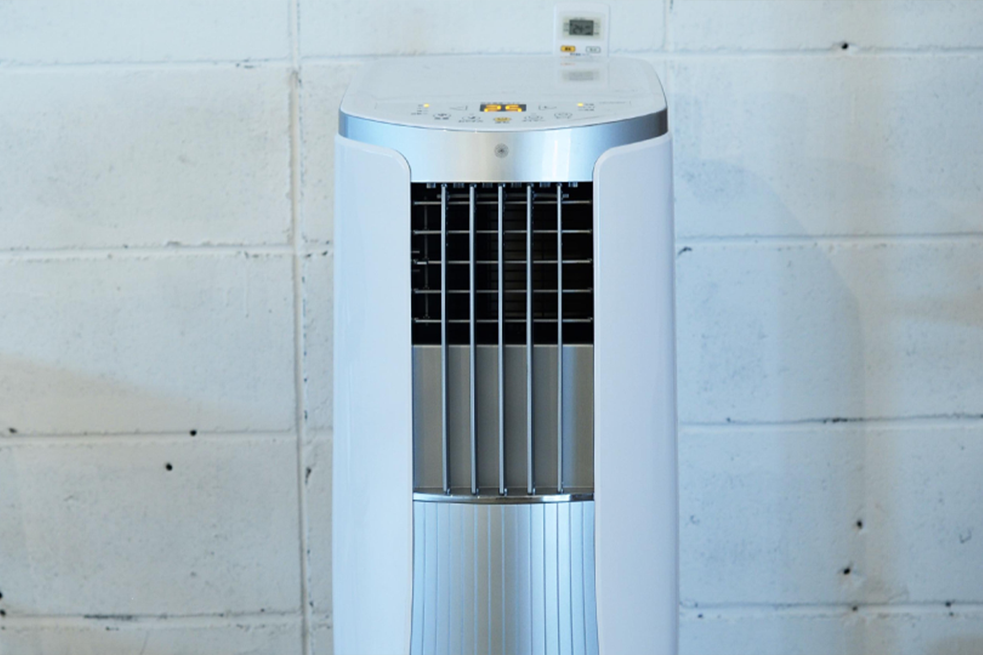 Acondicionador de aire portátil de Toyotomi Europe enfriando una habitación a 25 grados