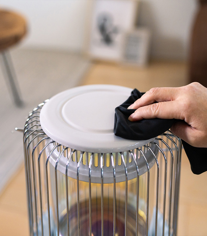 Calefactor tipo redondo de Toyotomi Europe en proceso de limpieza