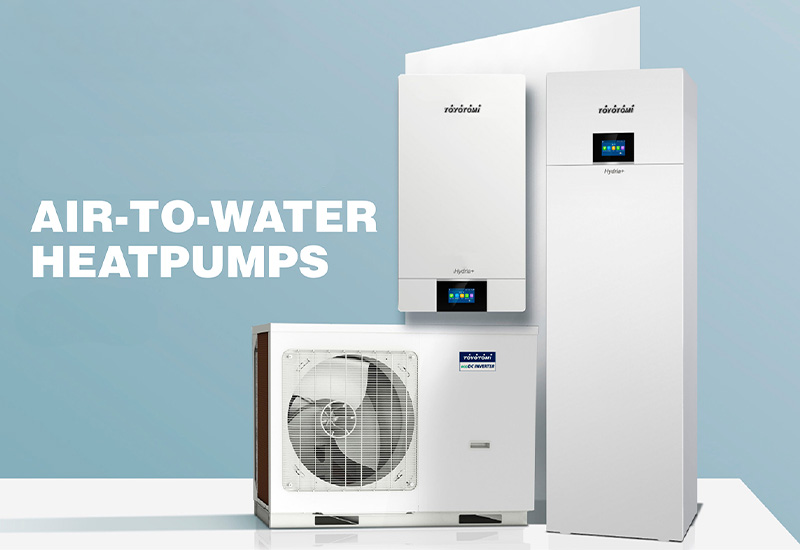 Gama de bombas de calor aire-agua de Toyotomi Europe mostrada con un fondo azul.