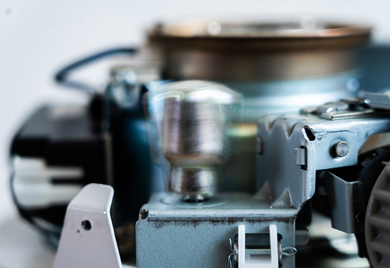 Dispositivo de seguridad de prevención de terremotos o dispositivo de seguridad de apagado automático por impacto de Toyotomi de cerca desde el interior de una estufa.