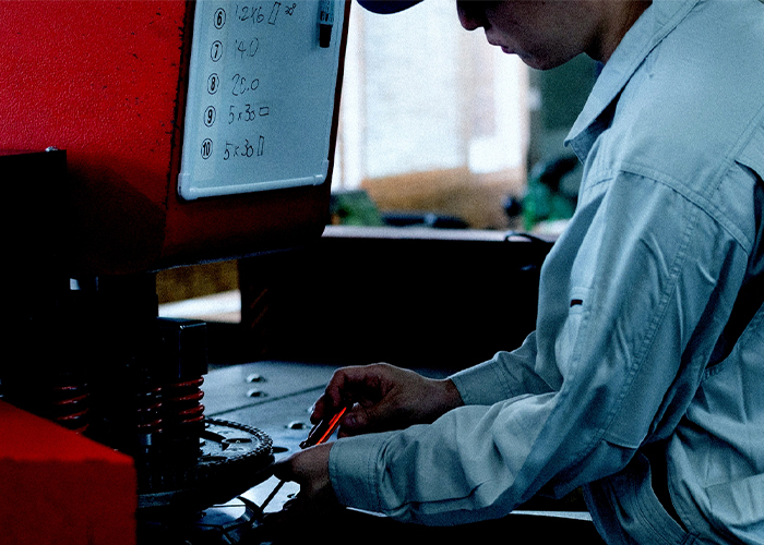 Mecánico de Toyotomi Japón ajustando la línea de producción de calentadores portátiles de parafina (keroseno)