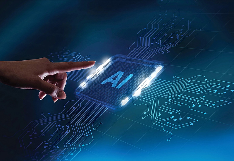 Núcleo de IA integrado de Toyotomi siendo tocado por un dedo humano, mostrando la cercanía de la humanidad y la IA.