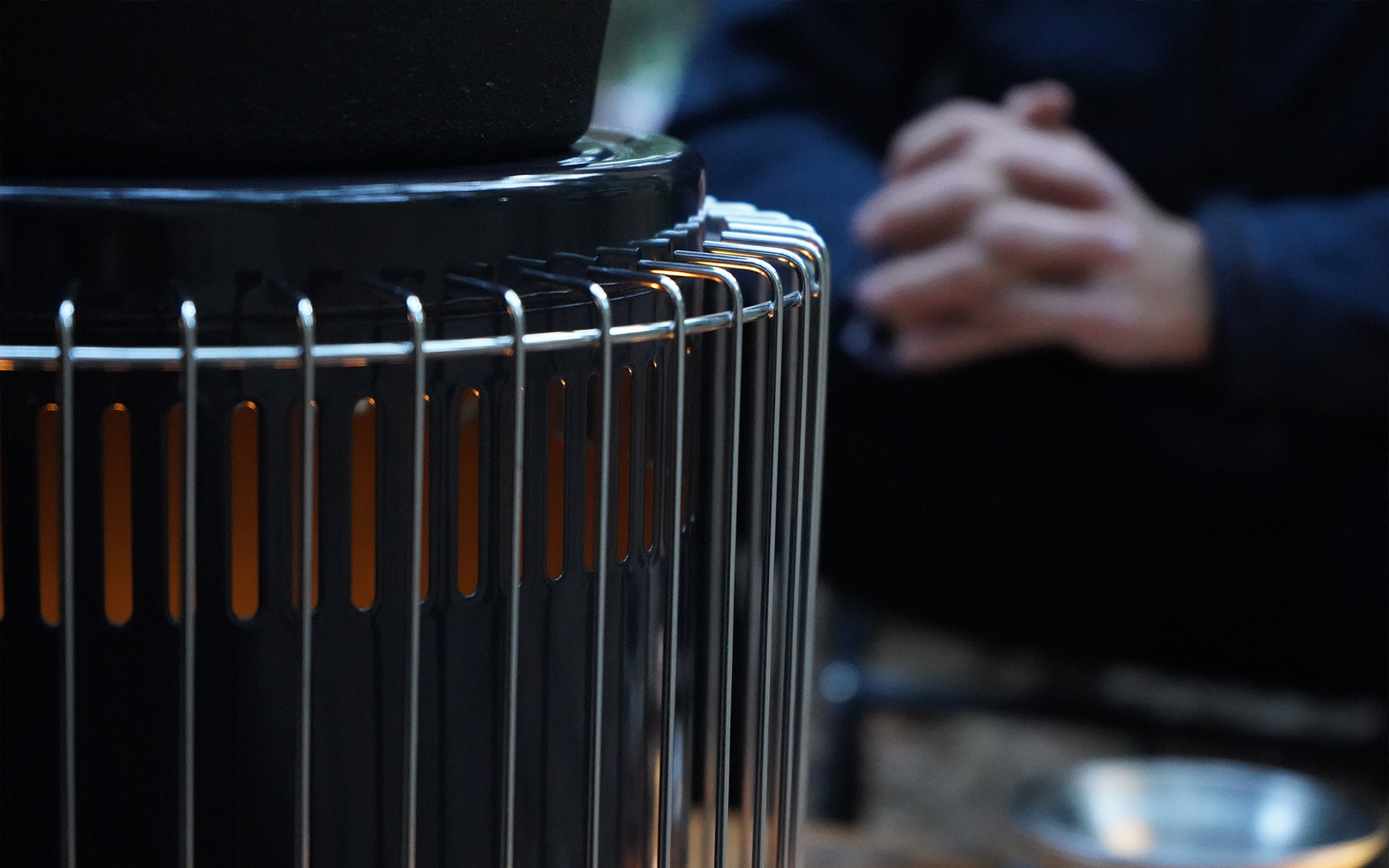 Close-up of Toyotomi OMNI heater’s iron guard outside the heater, designed to prevent accidental burns for safety.