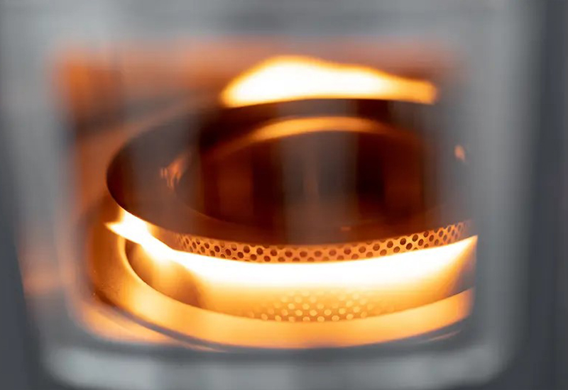 Calefactor redondo Toyotomi que muestra la llama dentro del calefactor con un ambiente acogedor